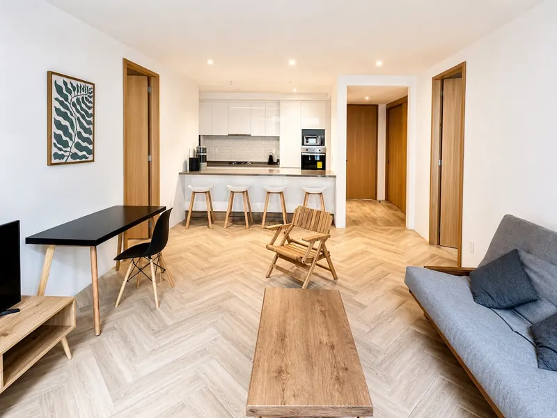 Vista amplia de la sala-comedor con piso de duela en espiga
