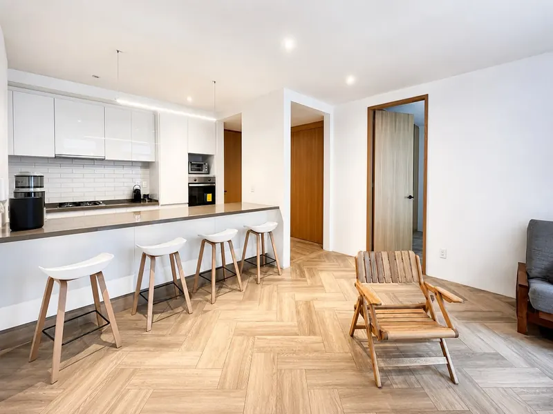 Barra de cocina con cuatro bancos