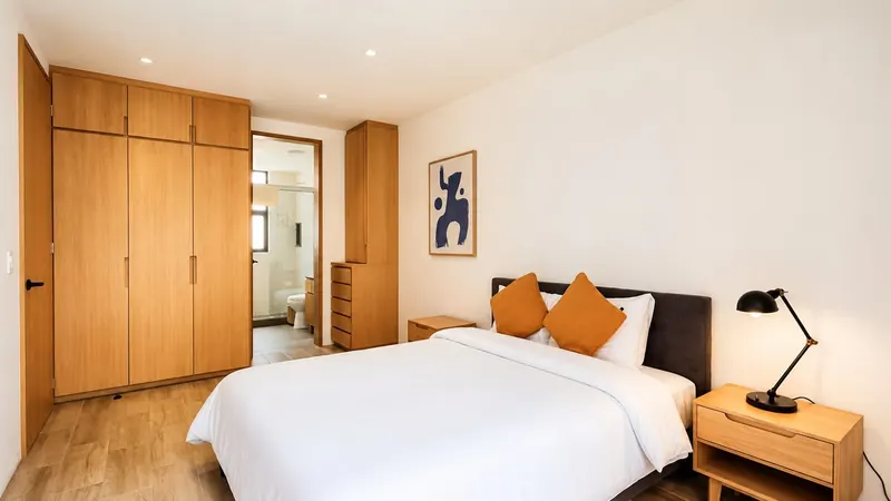 Recámara con cama queen, clóset amplio y baño integrado